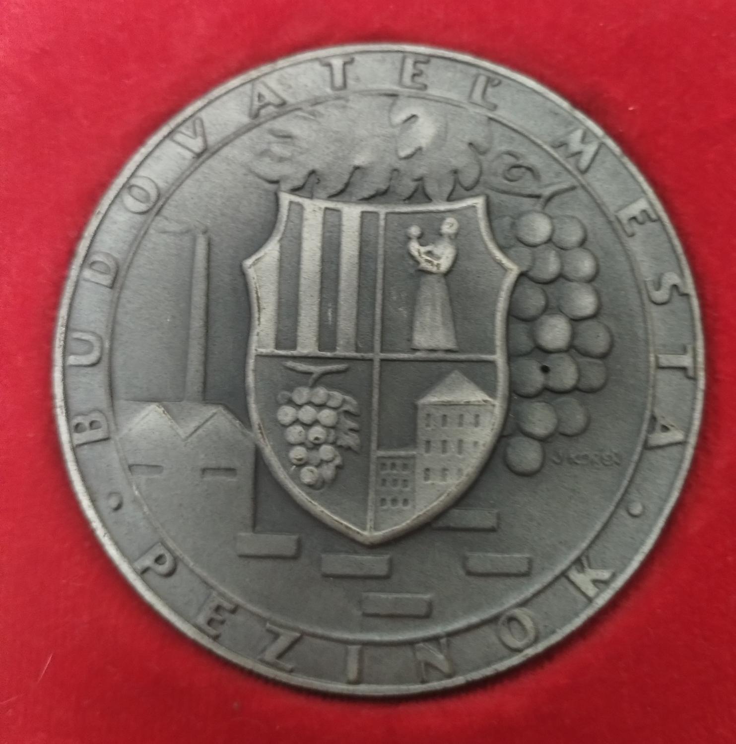 Predná strana - Pezinok budovateľ mesta