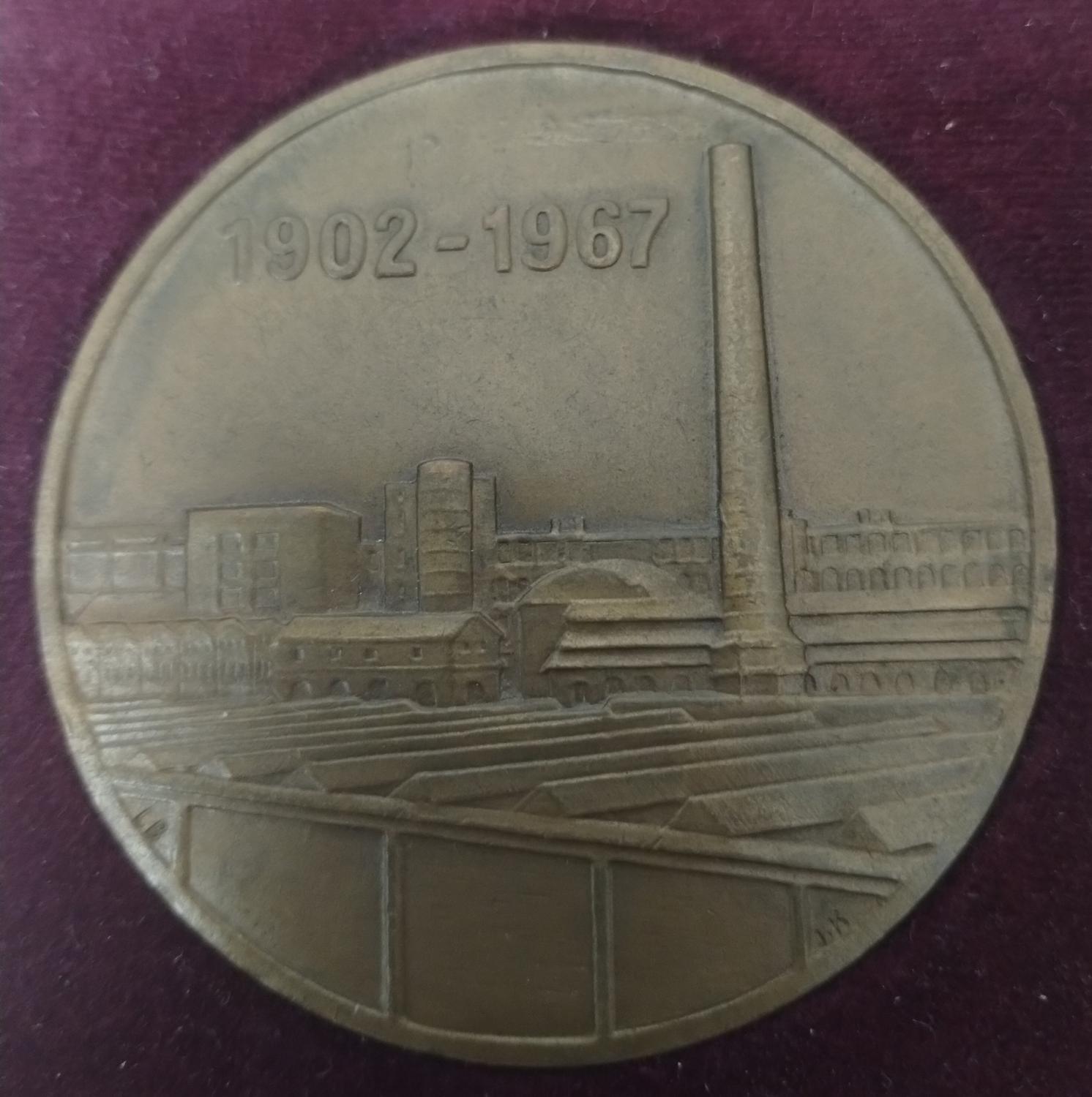 Zadná strana - Bratislava 65 rokov výroby nití