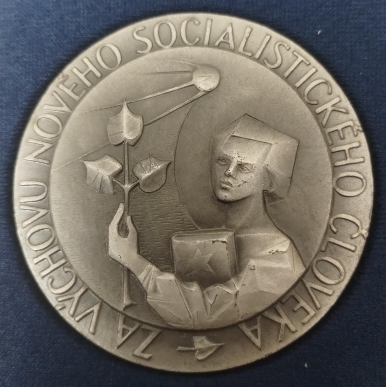 Predná strana - Za výchovu nového socialisticého človeka