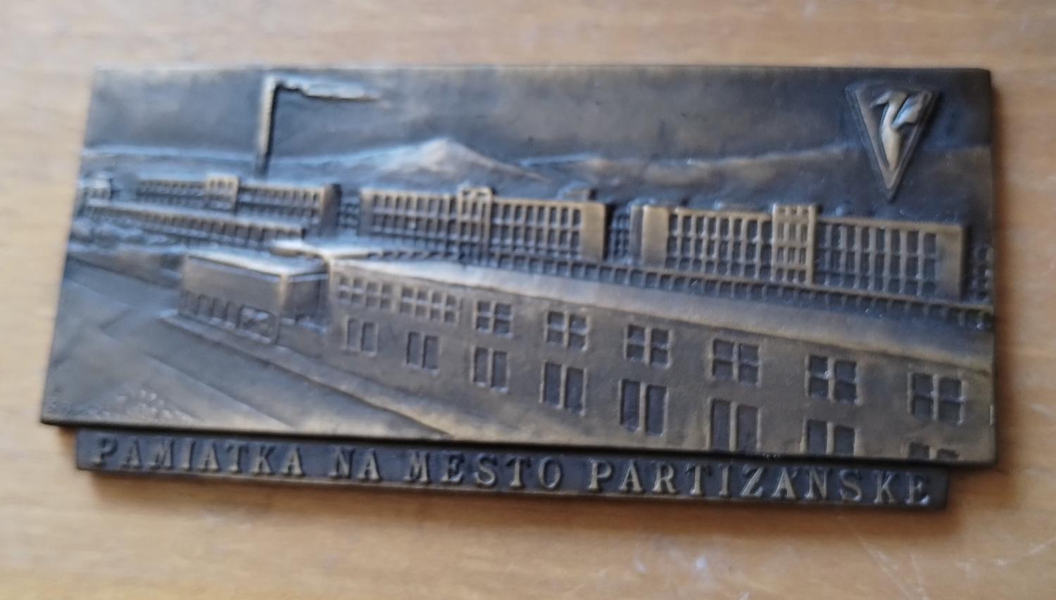 Predná strana - Pamiatka na mesto Partizánske