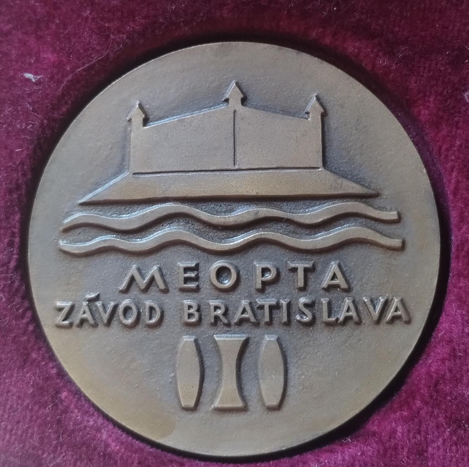 Predná strana - Meopta Bratislava 20 rokov v službách závodu