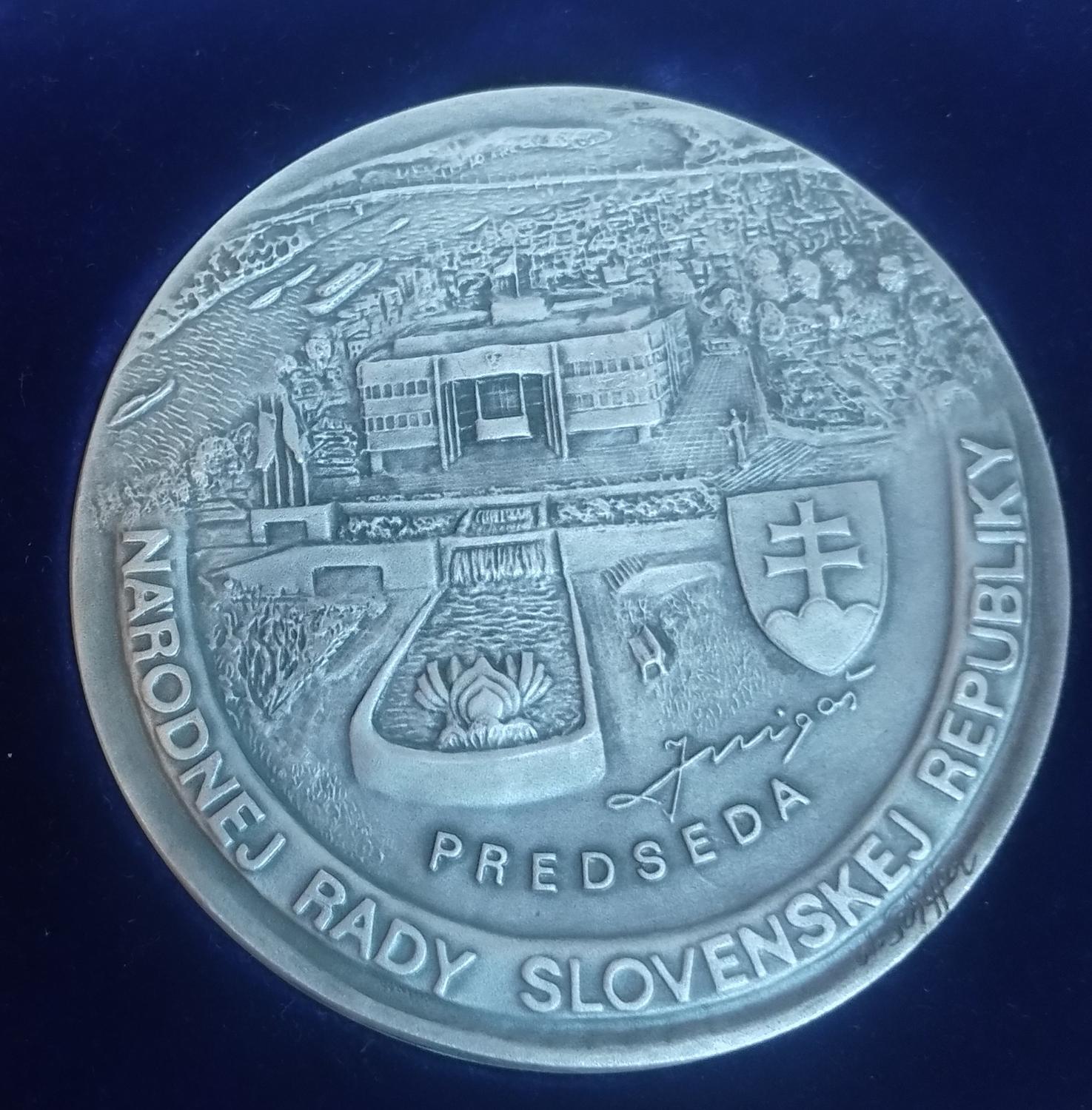 Zadná strana - Parlament NRSR