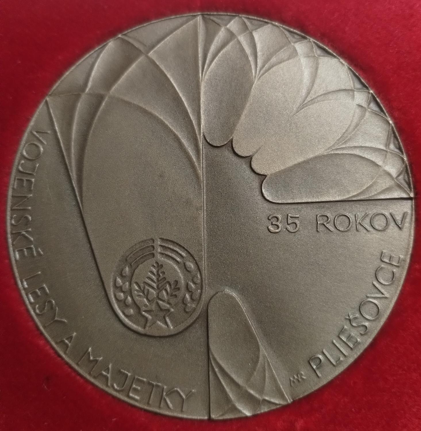 Predná strana - Vojenské lesy a majetky Pliešovce 35 rokov